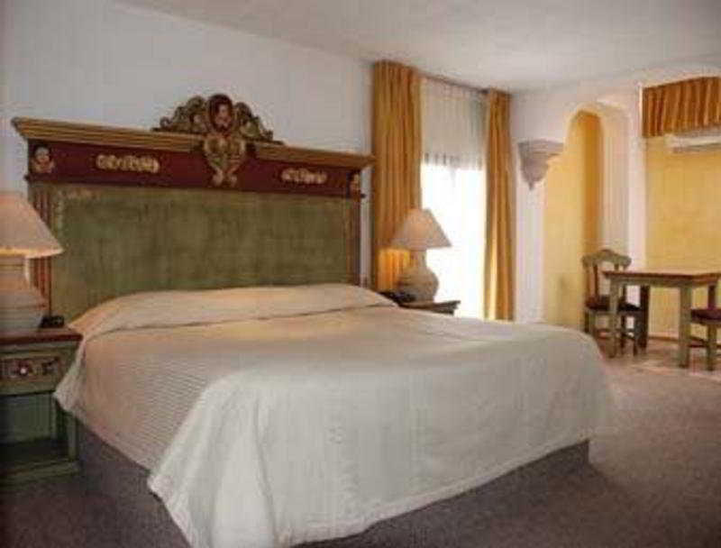 Howard Johnson By Wyndham Morelia Calle Real Стая снимка